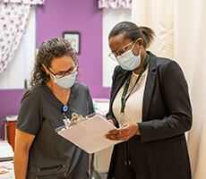 Infirmière avec la chef de département mammographie de l'hôpital Saint-Eustache