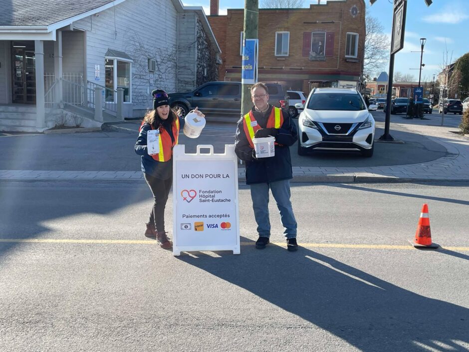 Des bénévoles au coin de rue lors du barrage routier 2025.